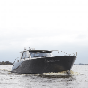Yacht Experience 50 Hybrid von vorne
