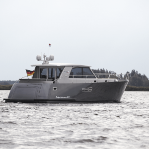 Yacht Experience 50 Hybrid seitlich von hinten