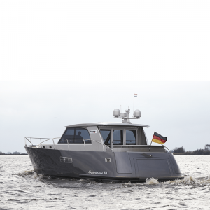 Yacht Experience 50 Hybrid von hinten