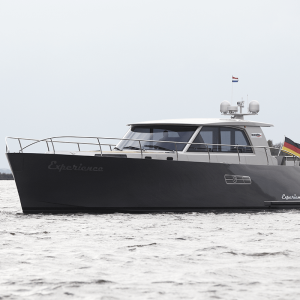 Yacht Experience 50 Hybrid seitlich von vorne